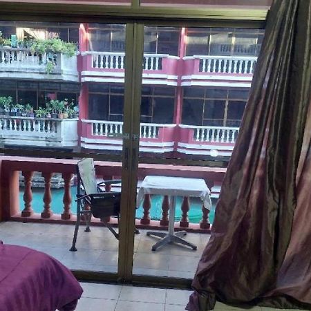 Pluemchai Guesthouse Praia de Jomtien Exterior foto