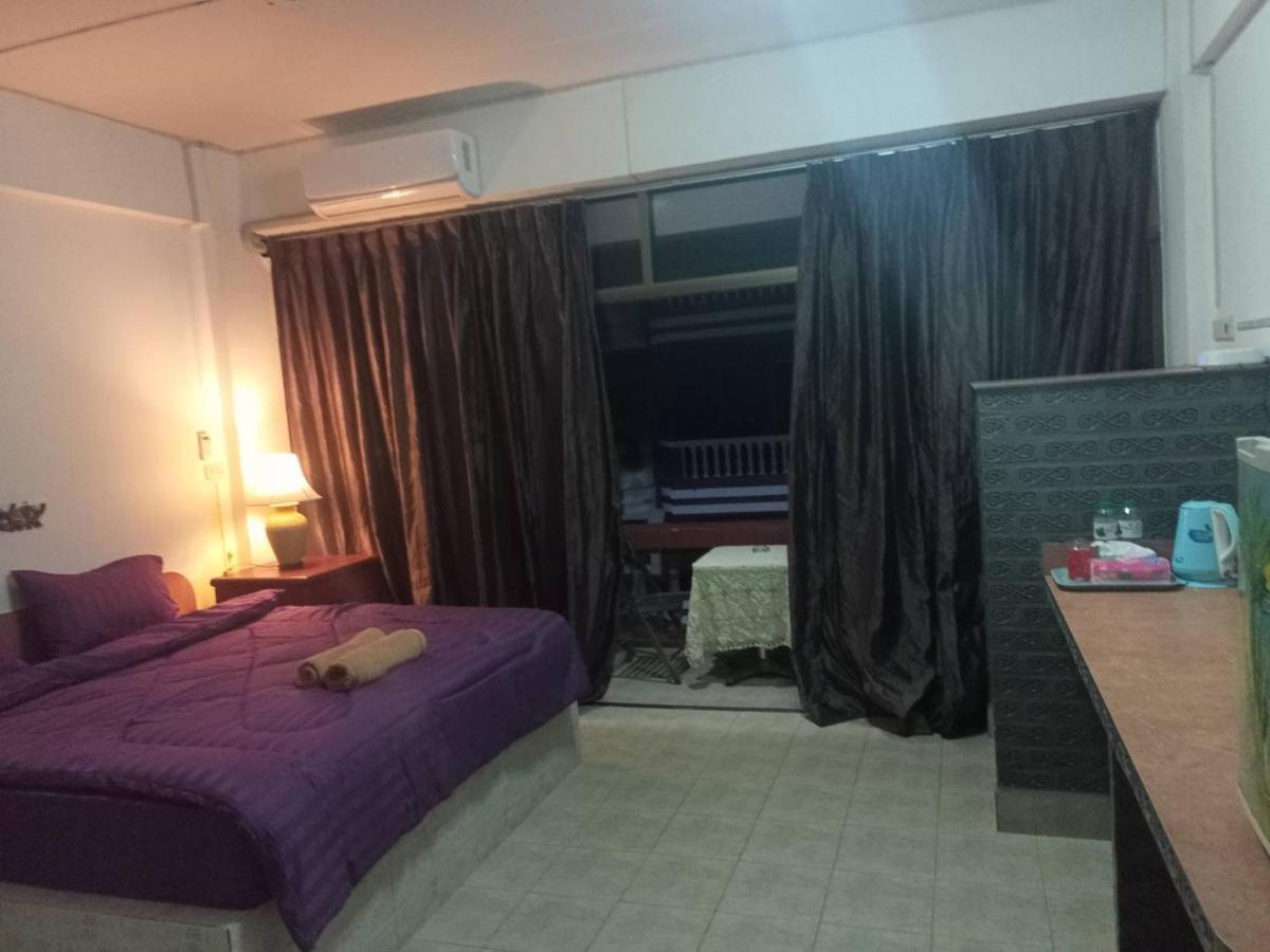 Pluemchai Guesthouse Praia de Jomtien Exterior foto