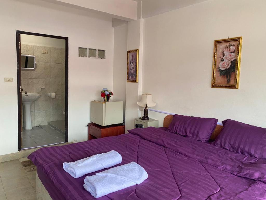Pluemchai Guesthouse Praia de Jomtien Exterior foto