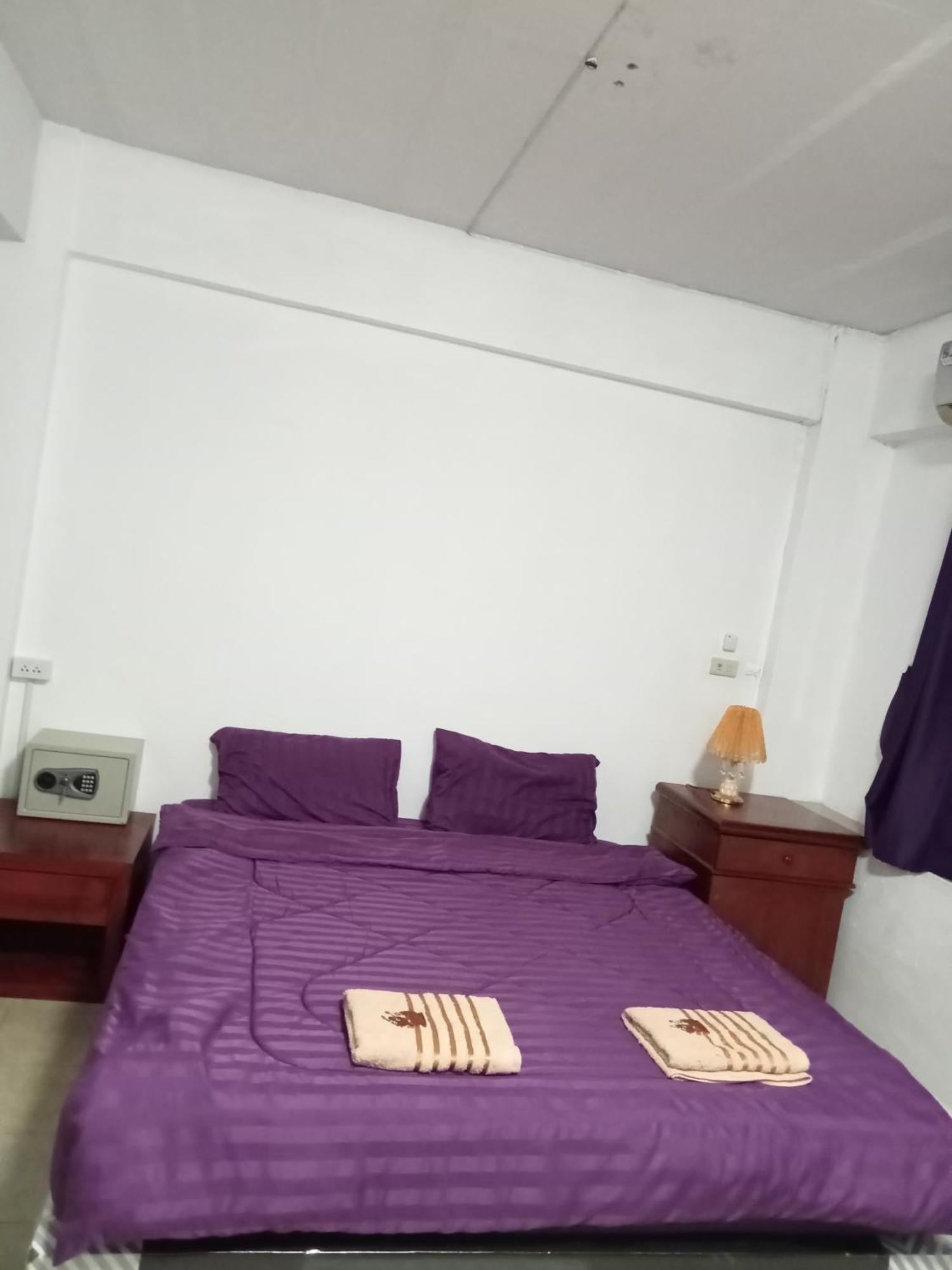 Pluemchai Guesthouse Praia de Jomtien Exterior foto