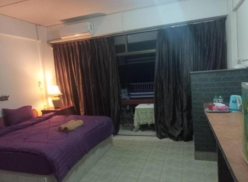 Pluemchai Guesthouse Praia de Jomtien Exterior foto