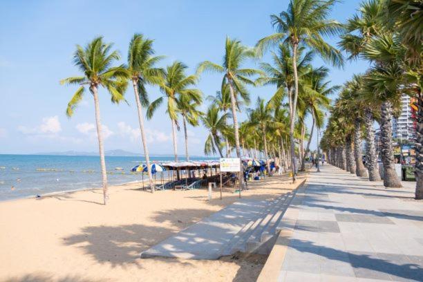 Pluemchai Guesthouse Praia de Jomtien Exterior foto